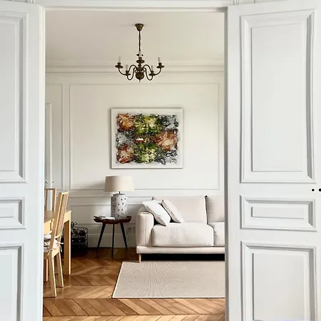 Elegant Haussmann Parisian Flat Close Eiffel Tower